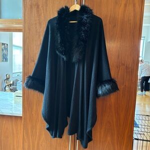 Chic Black Faux Fur Trim Poncho